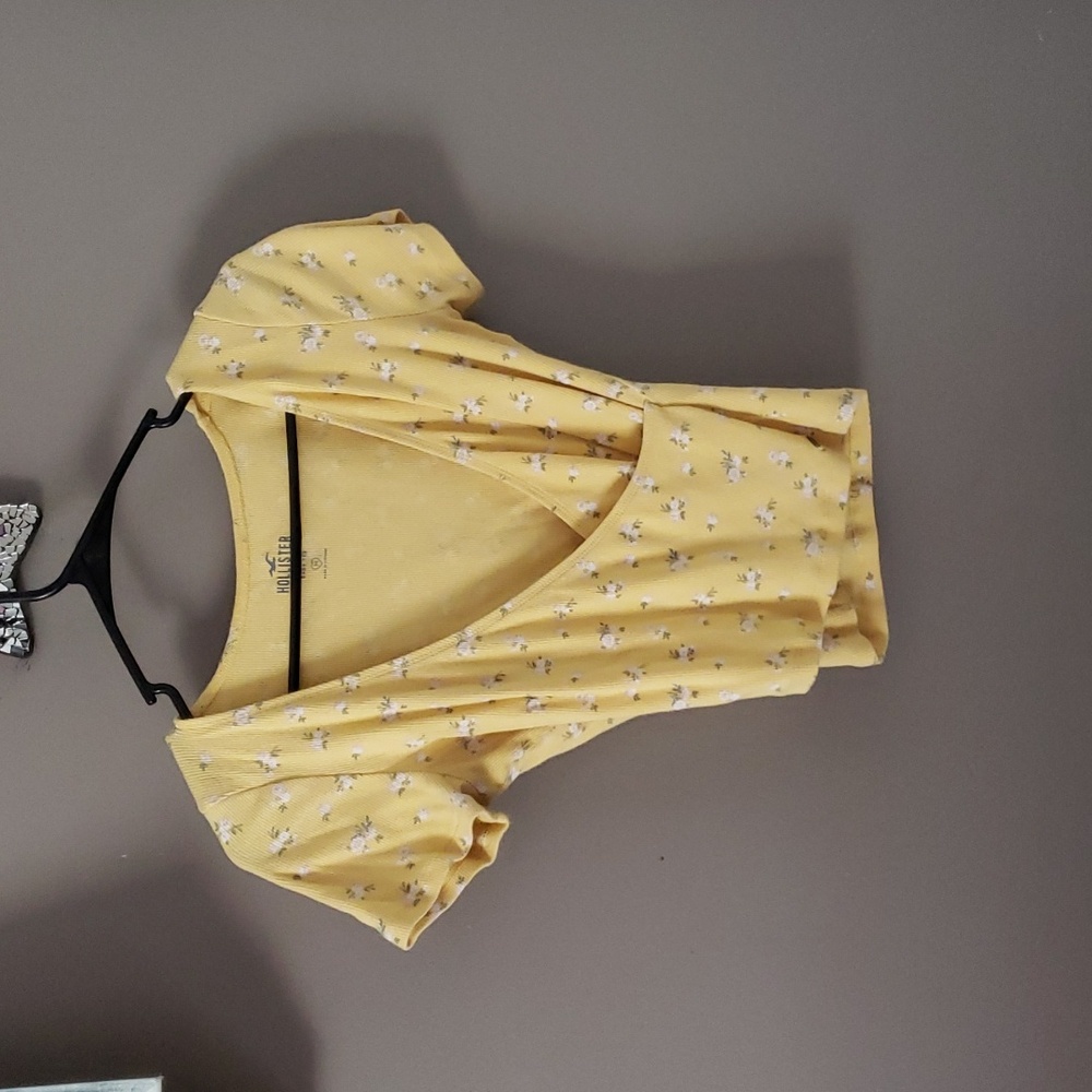 Hollister wrap style top